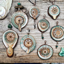 Amulett „Clara“ aus Astscheibe handbemalt – mit Heilstein | Naturlieb®