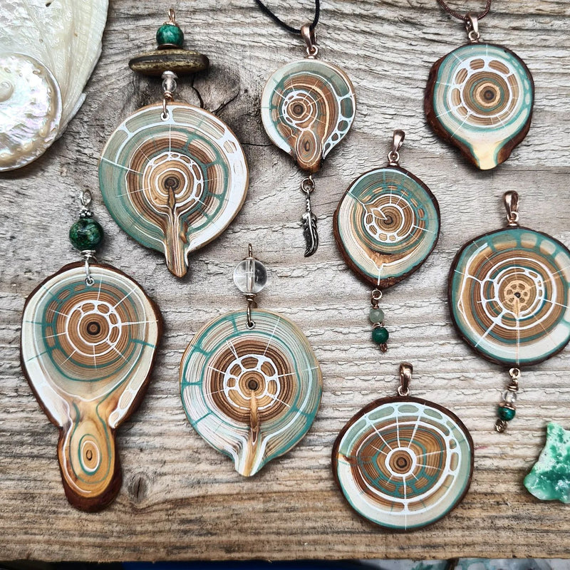 Amulett "Clara" Astscheibe türkis bemalt mit Halbedelstein
