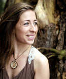 Amulett „Clara“ aus Astscheibe handbemalt – mit Heilstein | Naturlieb®