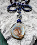 Detail des Anhängers aus Eibenholz, blau