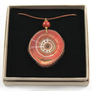Amulett Wurzelchakra Naturlieb® – Astscheibe handbemalt, mit oder ohne Heilstein