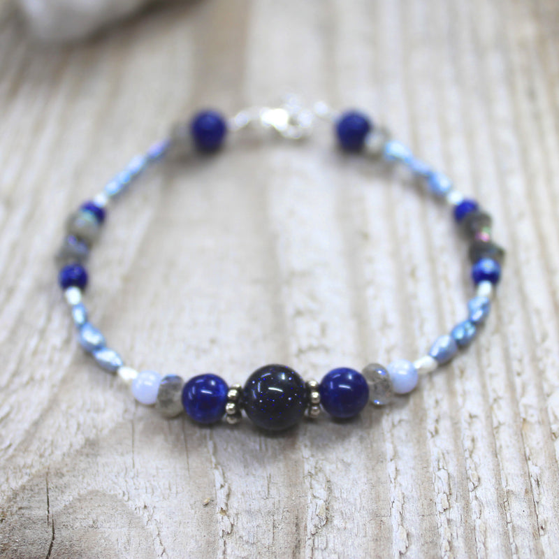 Perlenarmband mit Lapislazuli