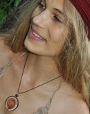 Amulett Wurzelchakra Naturlieb® – Astscheibe handbemalt, mit oder ohne Heilstein