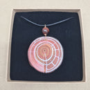 Amulett Wurzelchakra Naturlieb® – Astscheibe handbemalt, mit oder ohne Heilstein