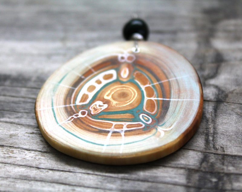 Amulett, Holzmaserung ist nachgemalt mit türkis