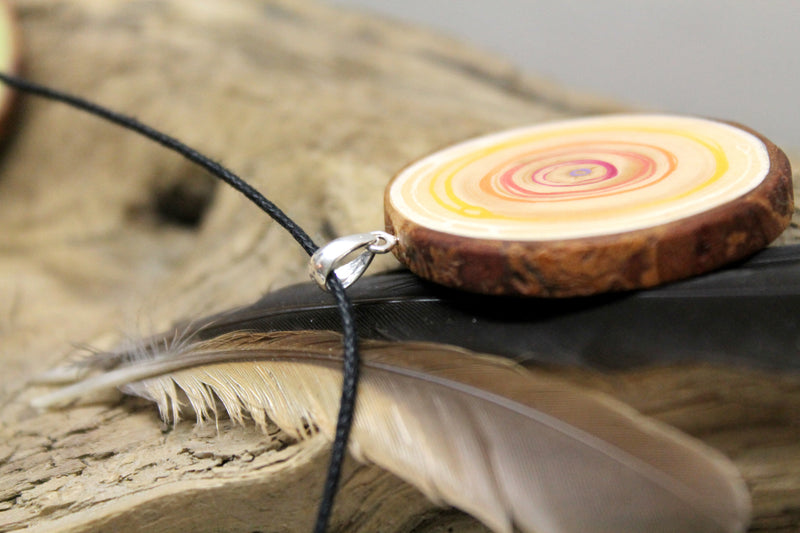 Amulett „Noreia“ – Naturlieb® Holzschmuck, handbemalt, grüne Astscheibe | 925er Silber