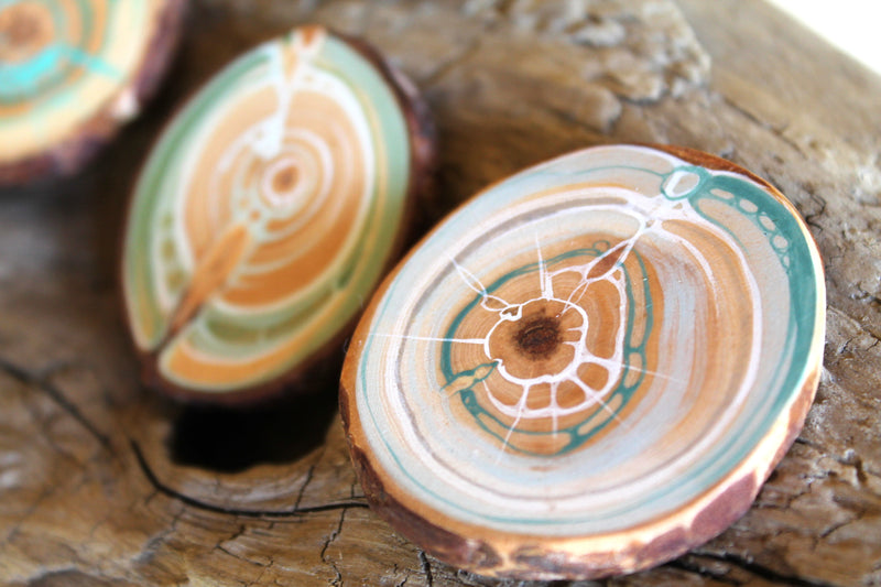 Amulett "Clara" Astscheibe türkis bemalt mit Halbedelstein