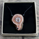 Amulett Wurzelchakra Naturlieb® – Astscheibe handbemalt, mit oder ohne Heilstein