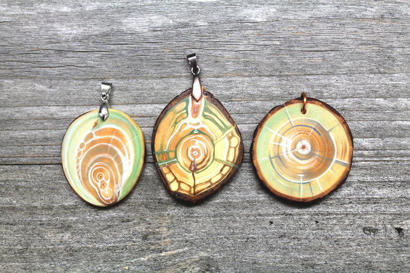 Amulett „Noreia“ – Naturlieb® Holzschmuck, handbemalt, grüne Astscheibe | 925er Silber