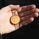 Amulett „Element Äther“ – Zirbe mit Rinde, handbemalt & vergoldet, mit Bergkristall und Citrin