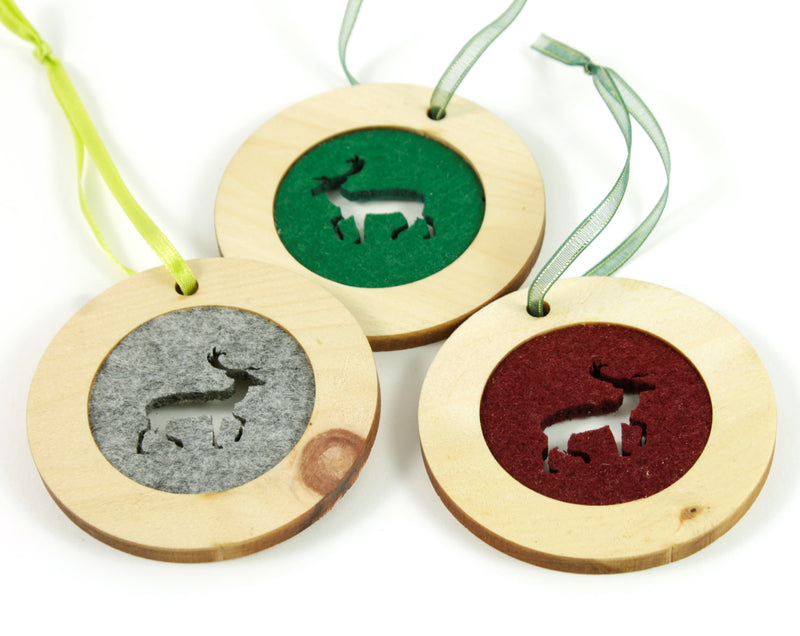 Christbaumschmuck aus Zirbenholz mit Rentier