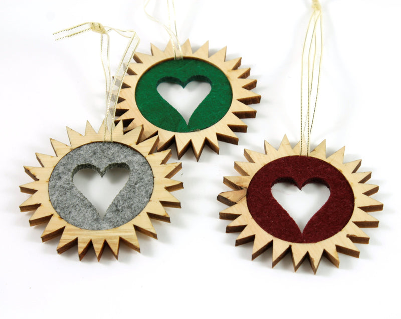 Christbaumschmuck aus Zirbenholz mit Herz