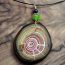 rosa- grüne Astscheibe mit Heilsteinen