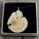 magisches Hibiskus Amulett