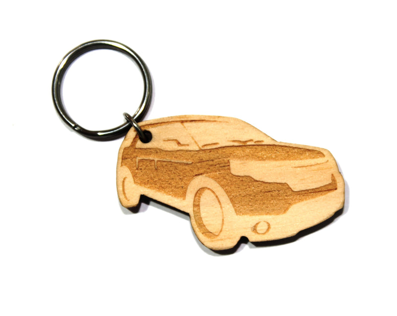 Schlüsselanhänger aus Zirbenholz mit einem Auto