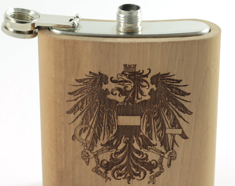 Nussholzflachmann mit dem österreichischen Adler