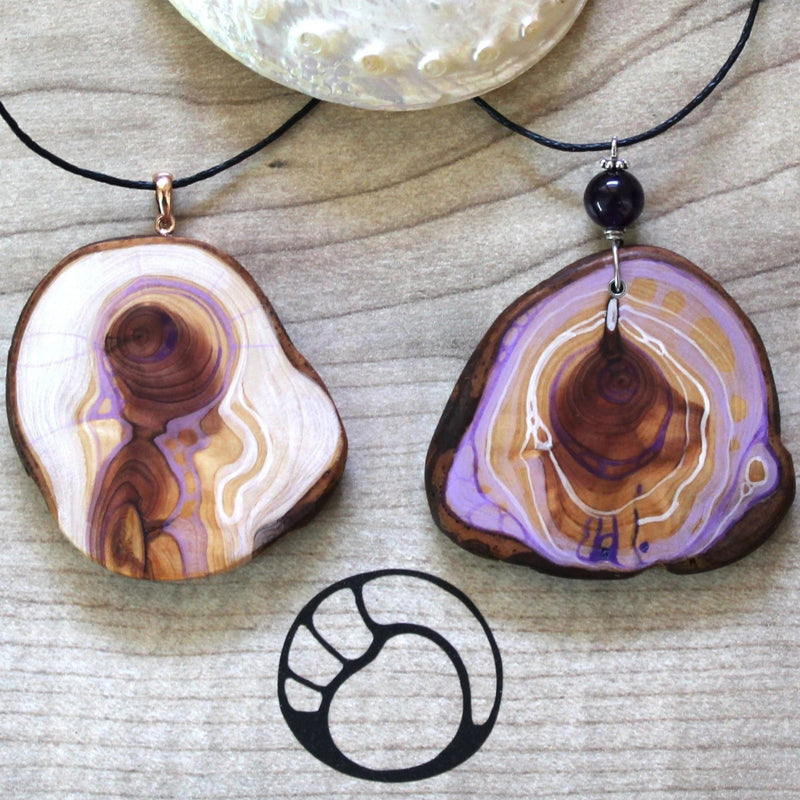 Amulett aus Holz für Kronenchakra in violett mit Amethyst