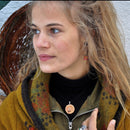 Frau trägt Wurzelchakra Holzanhänger