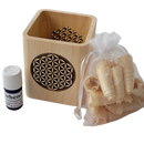 Zirbenquader mit Öl und Zirbenlocken. Blume des Lebens