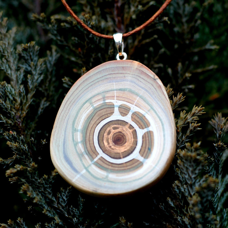 Amulett, Holzmaserung ist nachgemalt mit türkis