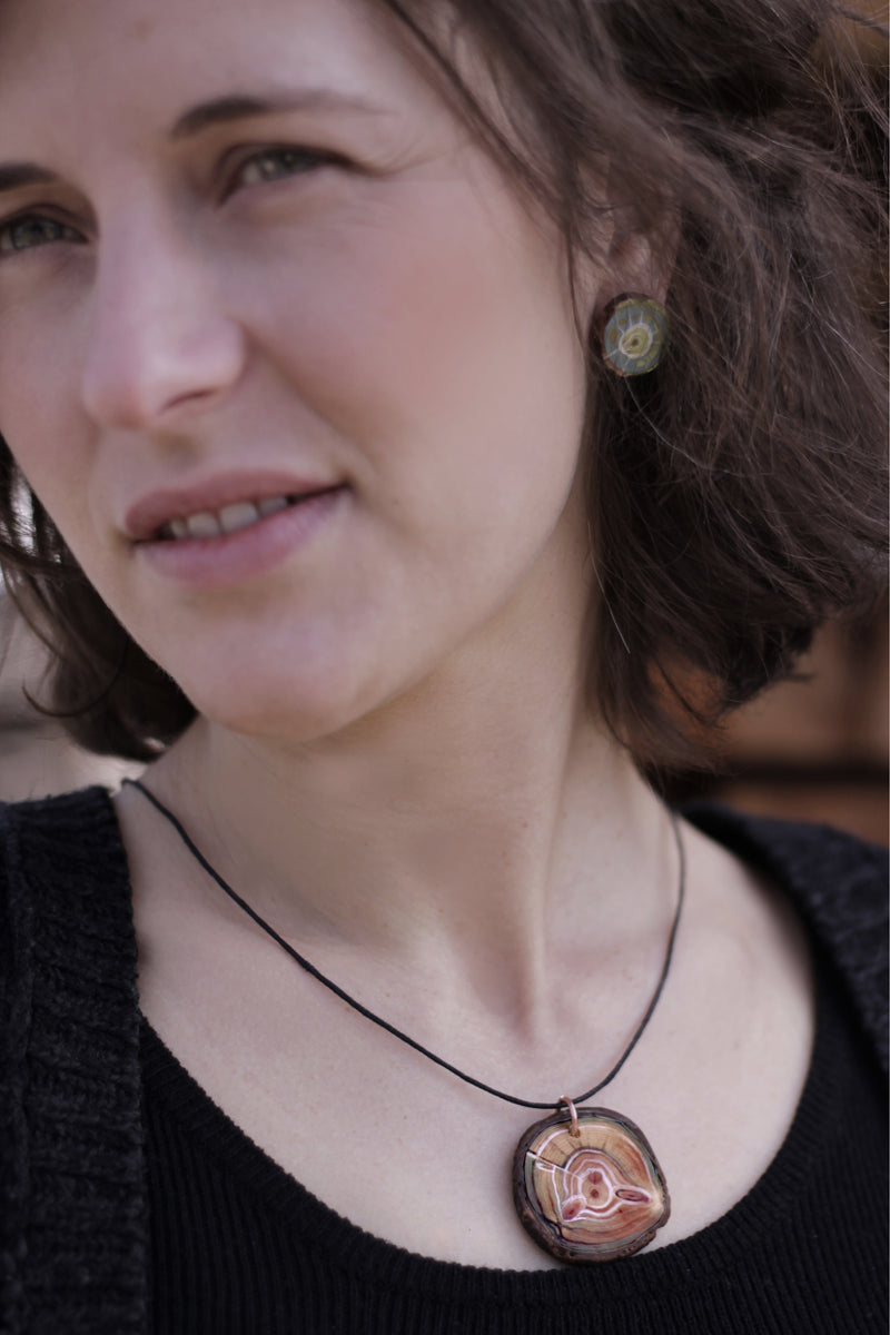 Amulett „Noreia“ – Naturlieb® Holzschmuck, handbemalt, grüne Astscheibe | 925er Silber