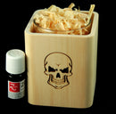 Diese schöne und duftende Dekoration aus Zirbenholz kann als Windlicht oder Raumbedufter verwendet werden. Der Duft der Zirbe reinigt die Luft hilft bei Schlafproblemen. Echte Hnadwerkskunst aus Tirol. Regional, nachhaltig und in hoher Qualität hergestellt. Zirbelkiefer, Arve oder Zirbenholz als Windlicht oder Teelichthalter mit einem Totenkopf. Dekoration für Halloween, Gruselige Dekoration