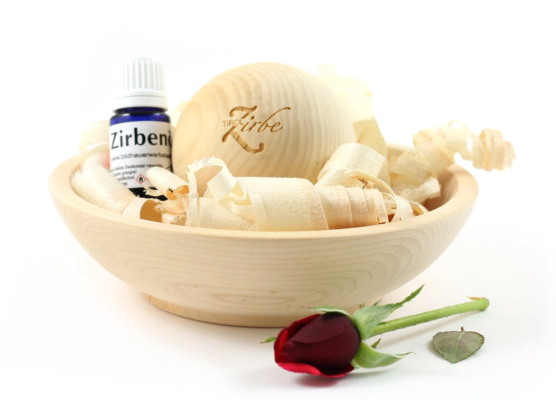 Zirbenschüssel mit Kugel, Spänen und ätherischem Zirbenöl