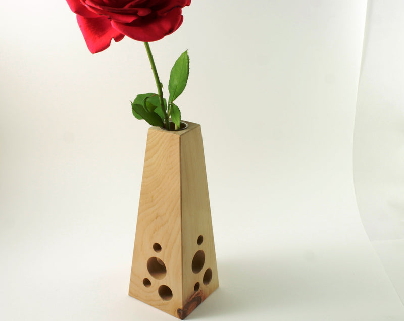 Holzvase aus Zirbe, pyramidenförmig