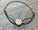 Blume des Lebens aus Zirbe; das Armband ist handgeknüpft mit Fallschirmschnur und Schiebeknoten Passt auf jedes Armgelenk Durchmesser Zirbe 1 cm Verfügbar in den Farben gold, Kupfer und silber