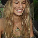 Noreia Amulett, grünes Heilamulett aus Holz, Tragebild